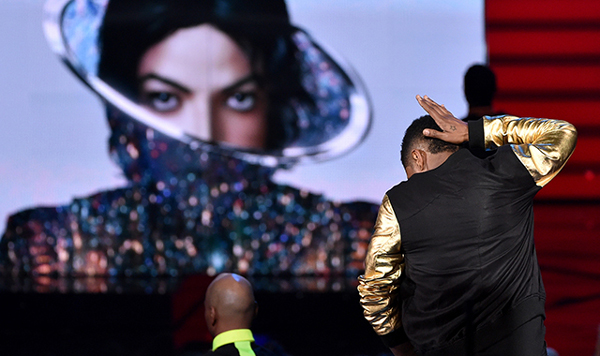 Usher Performs Dance Tribute During Michael Jackson Premiere!